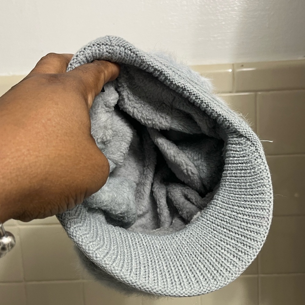 UGG Women's 🥰 gray  Knit and Fur Hat🥰 - Picture 3 of 3